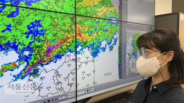 23일 권수현 기상청 기상레이더센터 기상연구사가 최근 집중호우 당시 기상레이더 관측 자료를 살펴보고 있다. 서울과 수도권을 중심으로 짙은 보라색 구름이 가늘고 짙게 표시된 걸 볼 수 있다. 초록색, 빨간색, 보라색으로 갈수록 시간당 강우량이 많다는 뜻이다.