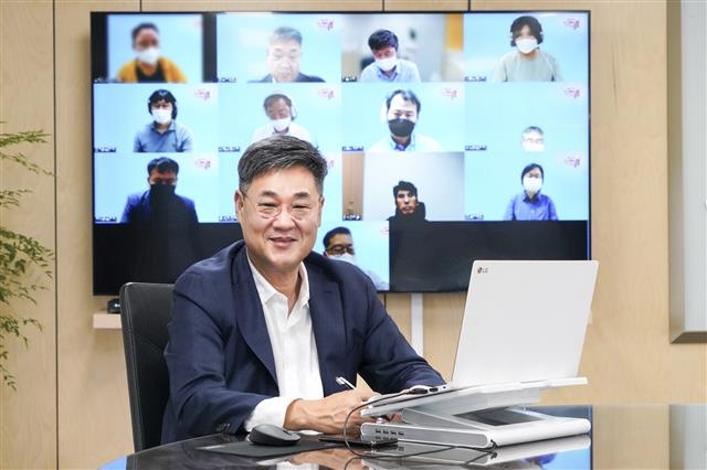 정문헌 종로구청장이 지난 18일 구청장실에서 화상회의 프로그램 줌을 통해 지역 민원인들과 함께 민원 해결 방안을 논의하는 비대면 회의를 하고 있다. 종로구 제공