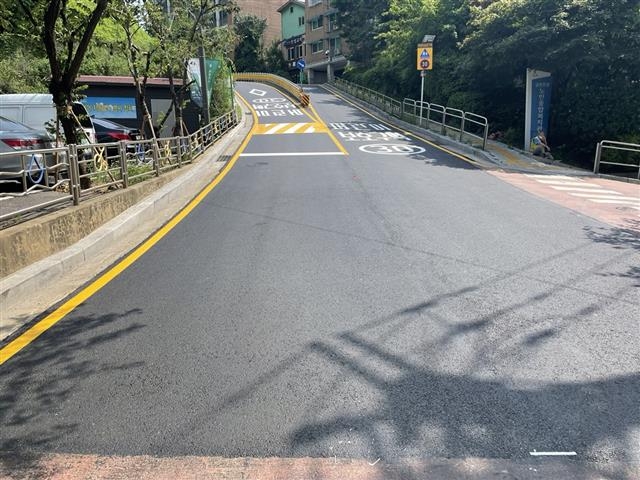 오는 10월까지 도로열선을 설치할 예정인 독산로54길 구간의 모습. 금천구 제공