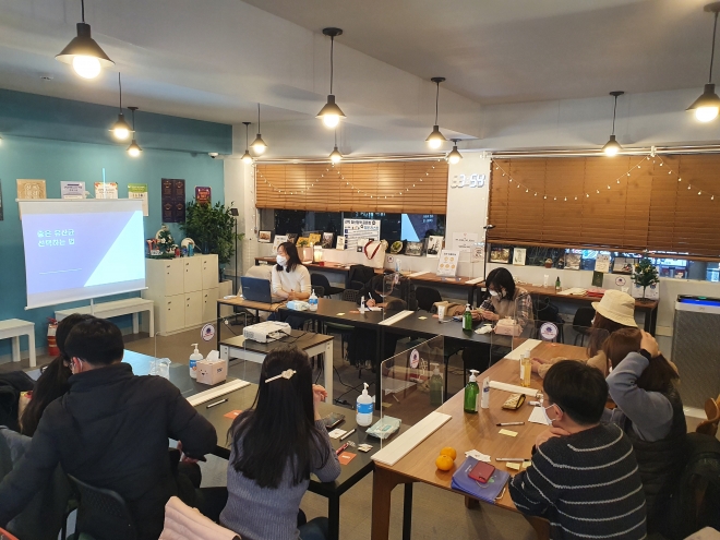 서울 관악구 청년아지트 ‘신림동쓰리룸’에서 청년 모임이 진행되는 모습. 관악구 제공.