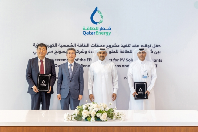 23일 카타르 국영 에너지기업인 카타르에너지 본사에서 태양광발전소 사업 계약 후 오세철(왼쪽 두번째) 삼성물산 대표와 사드 셰리다 알 카비(왼쪽 세번째) 카타르에너지 대표 및 관계자들이 기념촬영을 하고 있다.  삼성물산 제공