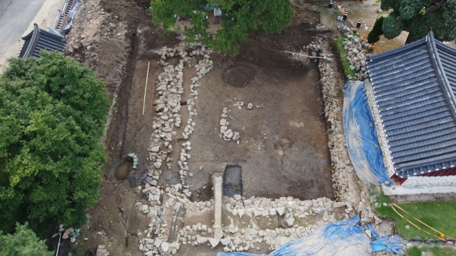 용인 수지구 상현동 심곡서원 6차 발굴조사에서 연못 터와 도수. 용인시 제공 