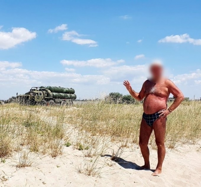 러시아 남성의 휴가 사진 속 s-400