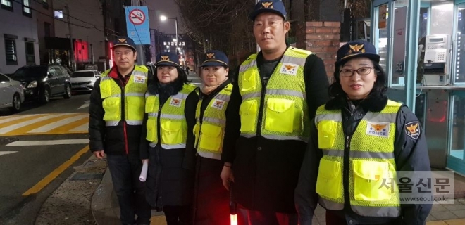 중국 지린성 출신 교포 최미화씨(맨 오른쪽)가 다른 중국 교포들과 서울 대림동 지역을 순찰한 뒤 모여 포즈를 취하고 있다. 최미화씨 제공