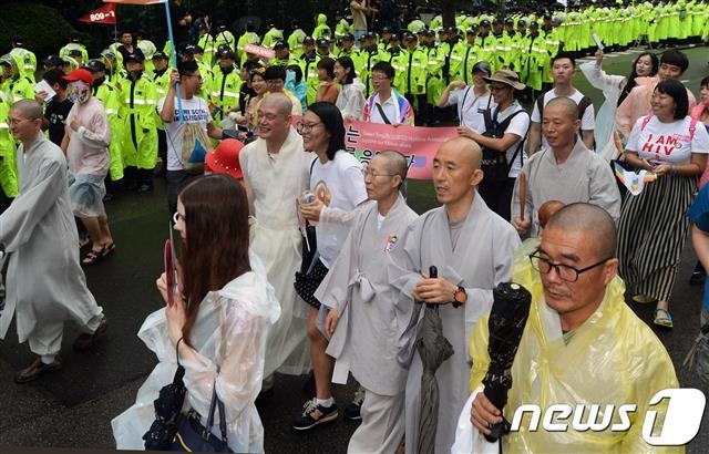 효록(앞줄 오른쪽 세 번째) 스님이 2017년 서울퀴어문화축제에서 행진하는 모습. 뉴스1