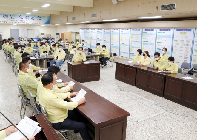 23일 광명시의회 의원들이 ‘2022 을지연습’ 기간을 맞아 연습에 참여하는 유관기관 근무자들의 노고를 격려하고 있다. (사진제공=광명시의회)