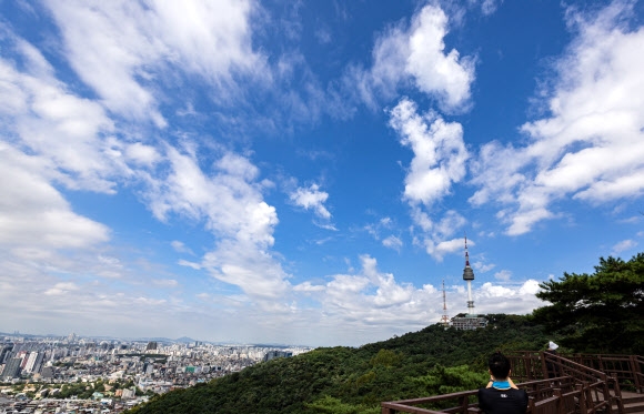 고개 드니… 가을 성큼