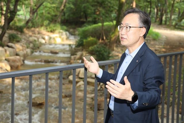 유성훈 금천구청장이 지난 22일 생태계류 복원사업이 완료된 시흥계곡을 찾아 현장을 점검하고 있다. 금천구 제공