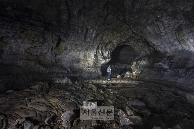 만장굴 1구간 내부에는 용암이 만든 다리 형태의 용암교가 있다.