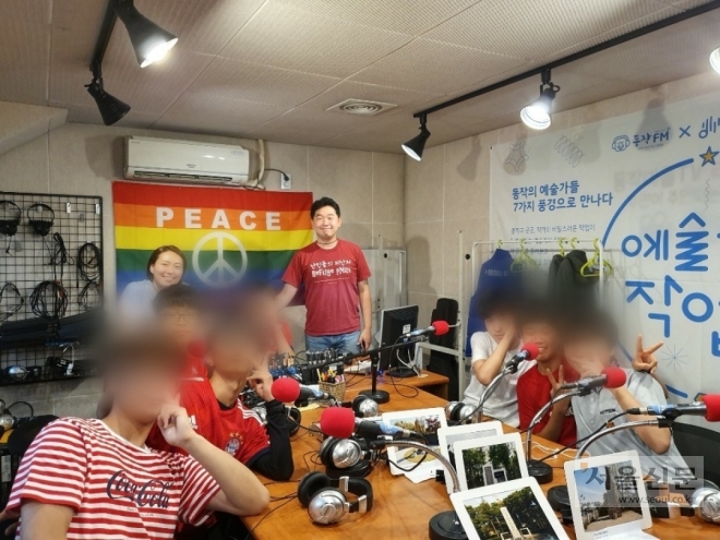 박범철(가운데) 경문고 교사가 학생들과 서울 동작구 마을 방송국에서 웃고 있다. 박범철 교사 제공