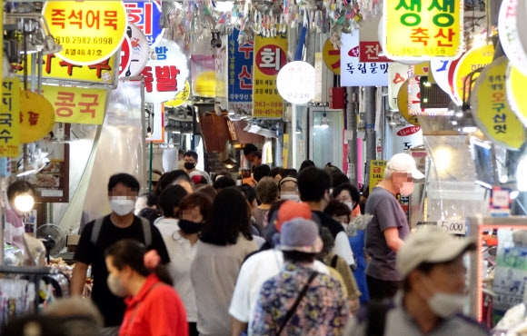 추석 명절을 앞두고 서울시내 153개 전통시장이 제사용품과 농수축산물을 최대 30%까지 할인 판매하는 행사를 연다. 사진은 한 전통시장의 모습. 연합뉴스 