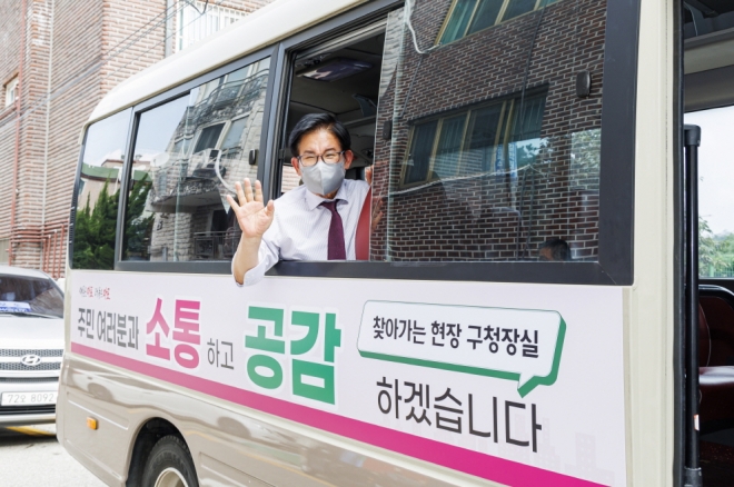 서울 마포구가 구청장이 전용 버스를 타고 민생 현장을 직접 찾는 ‘현장 구청장실’을 운영하고 있다. 사진은 박강수 마포구청장이 ‘현장 구청장실’ 전용 버스에 탄 모습. 마포구 제공 