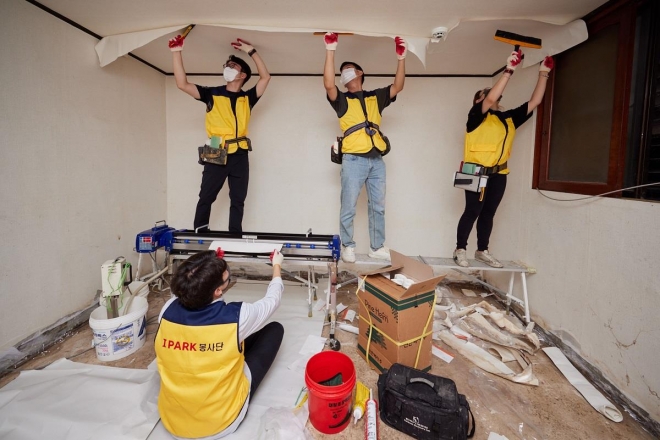 HDC현대산업개발 임직원들이 지난 19일 수해 피해를 입은 서울 동작구 취약계층에 세대 내 벽지와 장판 교체 등의 봉사활동을 진행하고 있다. 동작구 제공.