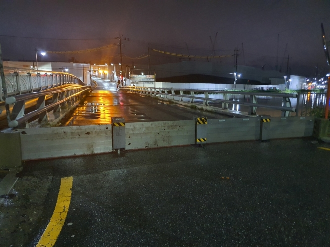 서울 구로구 목감천에 물막이판이 설치된 모습. 구로구 제공 