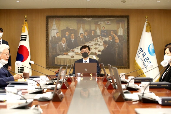 이창용(가운데) 한국은행 총재가 25일 오전 서울 중구 한국은행에서 열린 금융통화위원회 본회의를 주재하고 있다. 2022.8.25 한국은행 제공