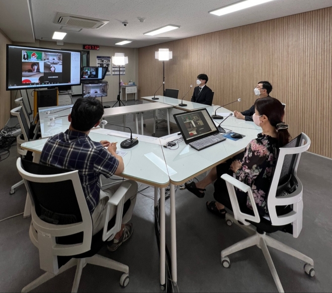 　대구보건대학교와 시즈오카현립대학교 사회복지학과 교수들이 사회복지 온라인 심포지엄을 개최하여 실시간 화상회의를 진행하고 있다.