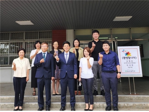 박성연 서울시의원(앞줄 왼쪽)이 24일 용곡중학교에서 교육환경을 점검하고 건의사항을 청취했다.