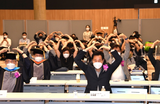 25일 서울시립대에서 열린 서울시 희망의 인문학 심화과정 수료식에서 오세훈 서울시장과 수료자들이 기념촬영을 하고 있다. 서울시 제공.