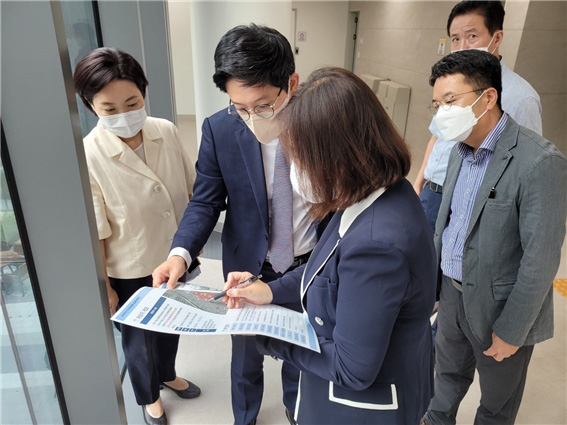 박성연 의원(왼쪽)이 지난 24일 광진구 보건복지행정타운에서 개최된 ‘중곡역지구 지구단위계획 재정비’ 주민설명회에 참석하고 있다.