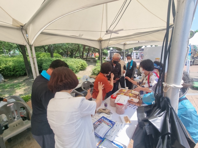 전남도는 호우 피해 이재민을 돕기 위해 오는 26일부터 29일까지 경기도 오산역 광장에서 수산물 직거래 장터를 개장한다고 밝혔다. 사진은 지난 7월 서울 노원구에서 열린 수산물 직거래 장터 모습