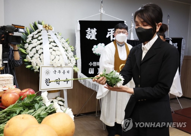 김건희 여사가 25일 경기 수원 권선구 수원중앙병원장례식장에 마련된 세 모녀의 빈소에 헌화하고 있다.