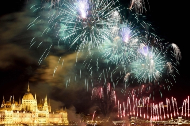 헝가리 국경일 ‘성 이슈트반의 날’ 수도 부다페스트 다뉴브강 위로 불꽃축제가 펼쳐지고 있다. 2020.08.20 AFP=뉴스1