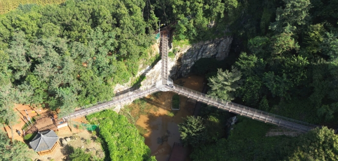 광명 도덕산 근린공원 내 인공폭포 상부와 등산로 2곳을 연결하는 높이 20ｍ,폭 1.5ｍ의 Y자형 출렁다리.  광명시 제공