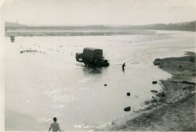 1950년 한국전쟁 때 군 트럭이 강을 건너는 모습.  향토문화연구가 김현국씨 제공