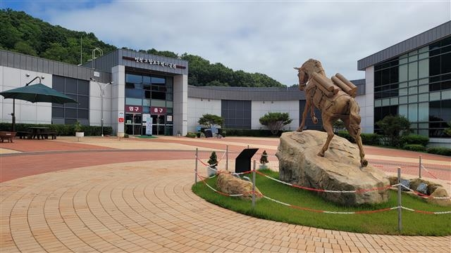 포구 앞에 있는 고랑포구역사공원전시관 전경. 한상봉 기자