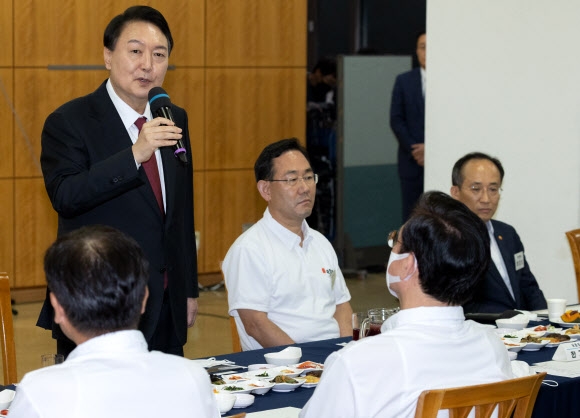 윤석열 대통령이 25일 충남 천안시 재능교육연수원에서 열린 ‘2022 국회의원 연찬회 만찬’에서 인사말을 하고 있다. 2022.8.25  공동취재단