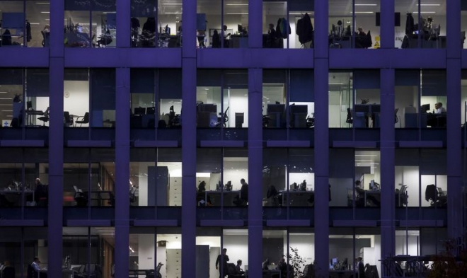 런던 중심부의 사무실 공실이 15년 만에 최고치를 기록한 가운데 런던의 사무실 건물 내부에 보이는 직원들의 모습. 믈룸버그 통신 캡처