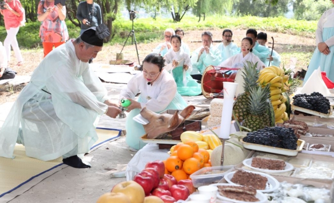 2019년 ‘밤섬 실향민 고향 방문 행사’에서 진행된 귀향제. 마포구 제공 