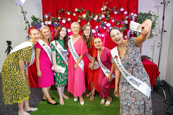 Rose of Tralee contestants pose for a selfie photograph in the green room as they prepare for the live show in Tralee Co. Kerry, Ireland on August 23, 2022 - The nationally televised beauty pageant returned to Tralee and Ireland‘s living rooms after a two-year absence following the pandemic to fanfare from its legions of fans. (Photo by Paul Faith / AFP)/2022-08-26 13:06:06/ <연합뉴스