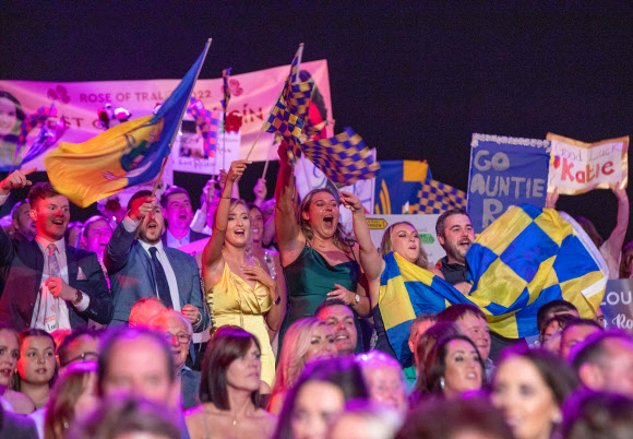 Supporters cheer on contestants during the Rose of Tralee live show in Tralee Co. Kerry, Ireland on August 23, 2022 - The nationally televised beauty pageant returned to Tralee and Ireland‘s living rooms after a two-year absence following the pandemic to fanfare from its legions of fans. AFP 연합뉴스