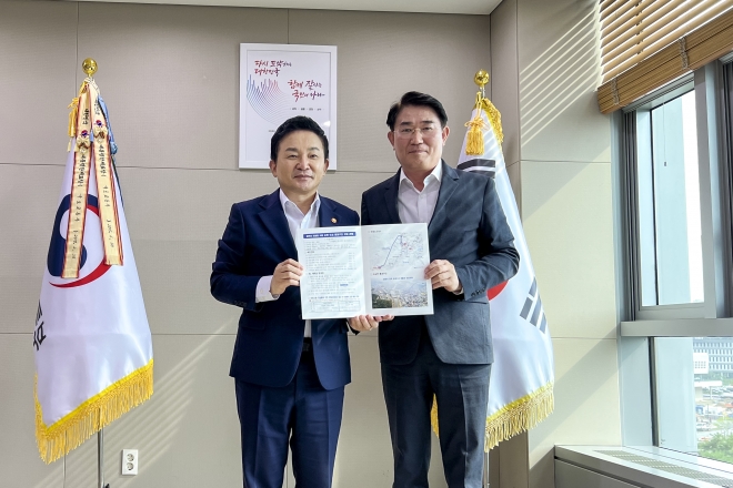 노관규 순천시장이 원희룡 국토교통부 장관에게 ‘경전선 전철화 사업 순천 도심 통과 구간 우회 건의서’를 전달하고 있다. 