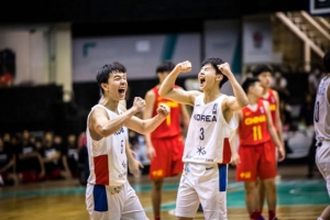 U-18 남자농구, 만리장성 넘어 아시아선수권 결승…일본과 격돌