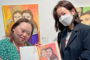 한지민, ‘우블’ 정은혜와 우정 자랑… 개인전 방문해 ‘자매샷’