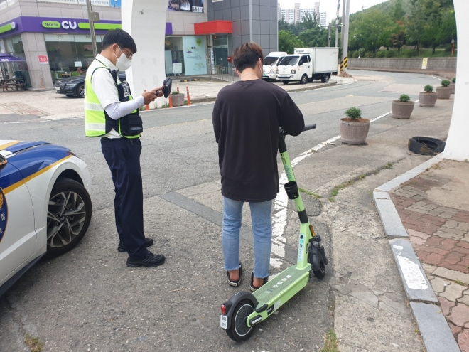 경찰이 오는 10월까지 전동킥보드 안전모 미착용자를 집중 단속한다.