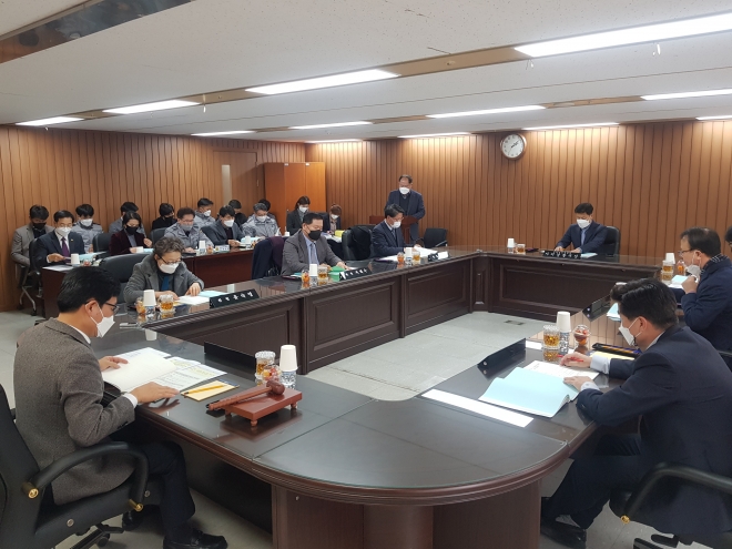 전남자치경찰위원회가 전동킥보드 단속을 강화하는 정기회의를 열고 있다. 