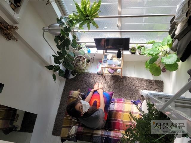 28일 일본 도쿄도 기타신주쿠에 위치한 네일아티스트 고마쓰바라 가나가 거주하는 9㎡ 면적의 ‘극소원룸’. 법정 기준(2.1m 이상)보다 높은 3.6m의 천장이 개방감을 주어 답답하지 않다.