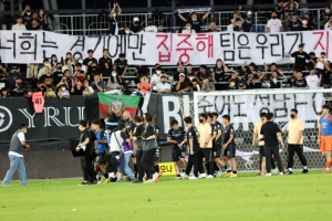 성남, 수원FC 잡고 반등… 성남·수원팬들 ‘매각 반대’ 걸개로 연대