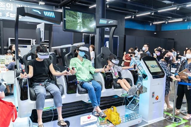 관람객들이 가상현실(VR) 장치를 통해 바람과 운동의 원리를 직접 체험하고 있다. 과학기술정보통신부 제공