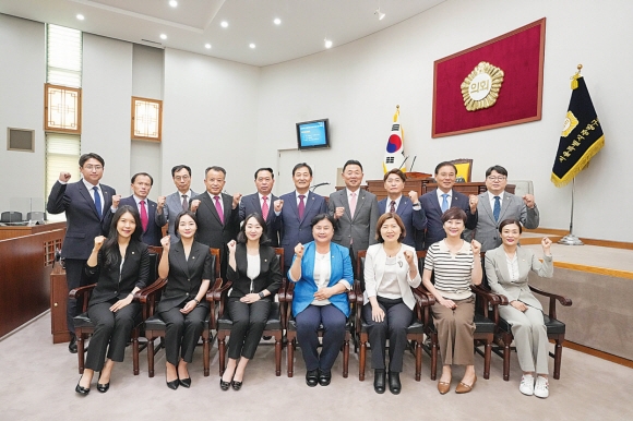 제9대 중랑구의회 의원들이 본회의장에서 기념촬영을 하고 있다. 중랑구의회 제공