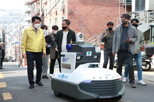 박준희 관악구청장이 지난 4월 1인 가구 밀집 지역이 방범에 취약하다는 점을 고려해 전국 최초로 도입한 자율주행 안심순찰 서비스 현장 점검을 하고 있다. 관악구 제공