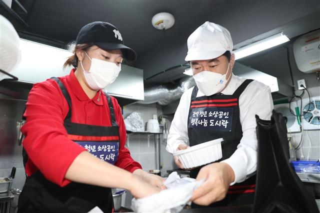 박 구청장이 지난해 ‘관악 청년 소상공인 행복나눔 도시락 지원사업’에 참여하고 있는 모습. 관악구 제공