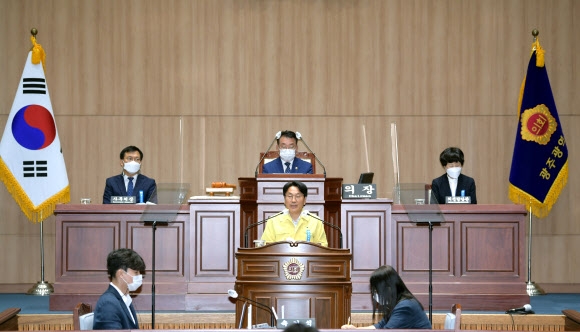 강기정(앞쪽) 광주시장이 지난 22일 광주시의회 본회의장에서 열린 임시회에 참석해 추가경정예산안 제안설명을 하고 있다. 시의회는 수소트램 연구용역비를 전액 삭감했다. 연합뉴스