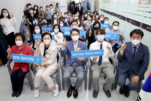 정원오(앞줄 가운데) 성동구청장이 지난 24일 열린 1인 가구 지원센터 개소식에서 참석자들과 기념 촬영을 하고 있다. 성동구 제공