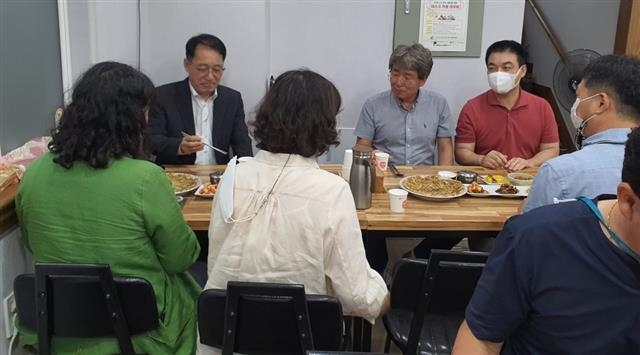 충북 옥천군 공무원들이 지난 23일 착한가격업소로 지정된 식당에서 점심을 먹고 있다. 옥천군 제공