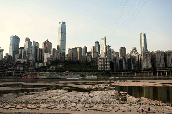 중국 남서부 충칭시 창장(양쯔강) 지류인 자링강의 강바닥이 가뭄으로 말라붙어 있다. 2022.8.25 AFP 연합뉴스