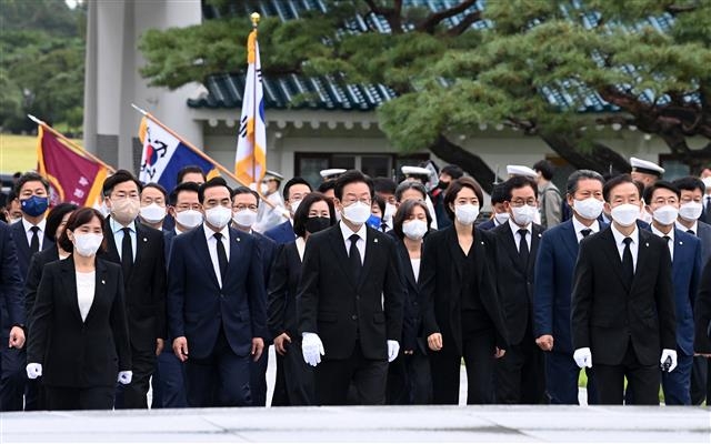 이재명 더불어민주당 신임 당대표가 29일 오전 서울 동작구 국립서울현충원에서 참배하기 위해 이동하고 있다. 2022.8.29 뉴스1